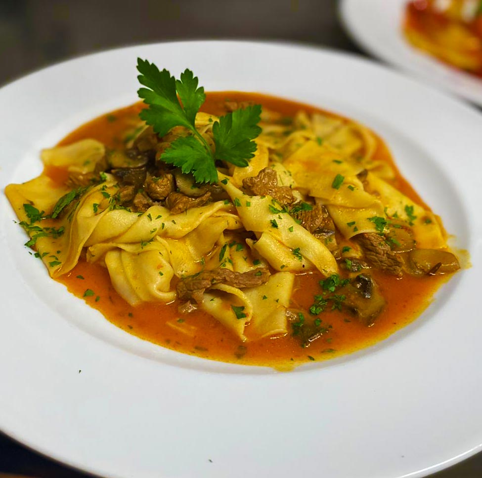 Hausgemachte Pasta auf dem Teller, ein Klassiker der italienischen Küche